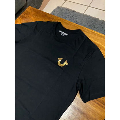 Playera True Religion Negro  Logo Rojo Animado Trasero True